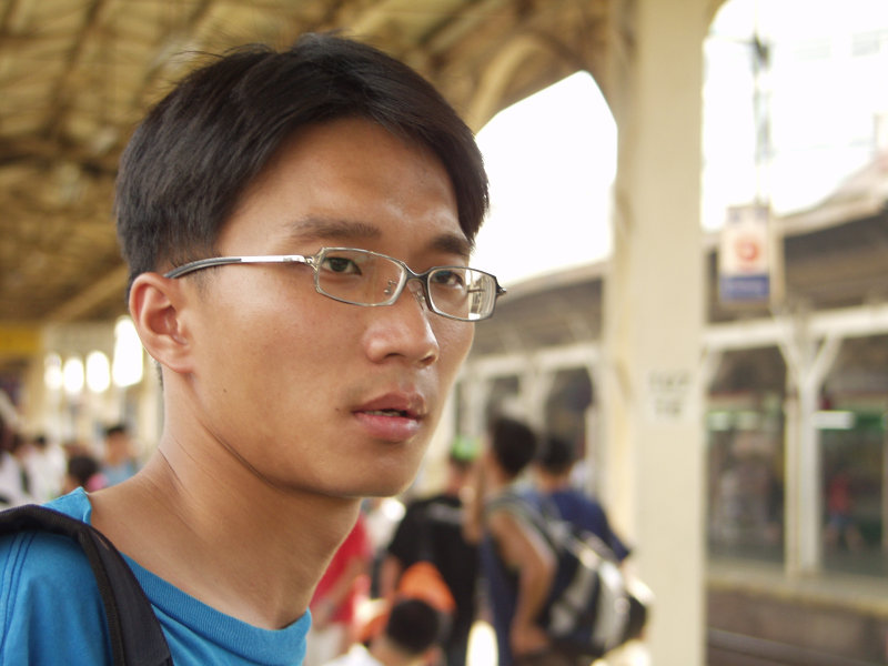 月台旅客特寫2003台中火車站台灣鐵路旅遊攝影