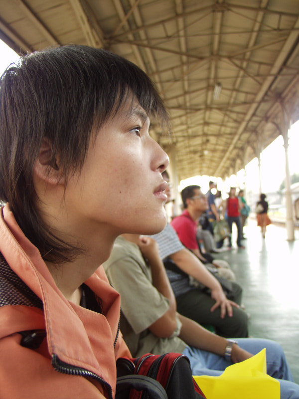 月台旅客特寫2003台中火車站台灣鐵路旅遊攝影