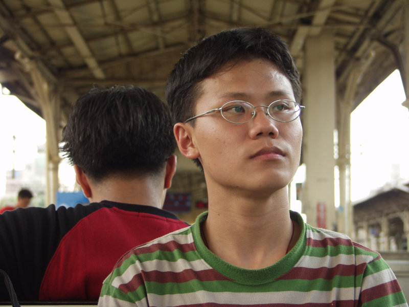 月台旅客特寫2003台中火車站台灣鐵路旅遊攝影