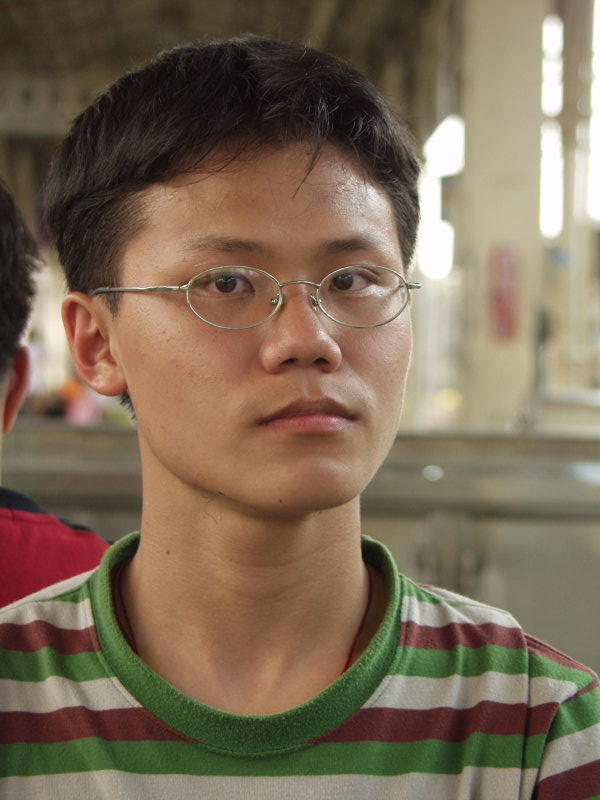 月台旅客特寫2003台中火車站台灣鐵路旅遊攝影