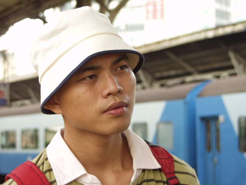 月台旅客特寫2003台中火車站台灣鐵路旅遊攝影