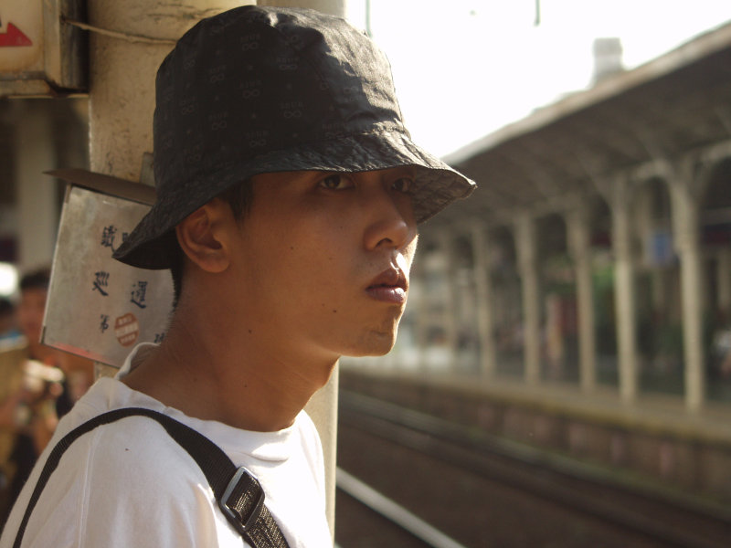 月台旅客特寫2003台中火車站台灣鐵路旅遊攝影