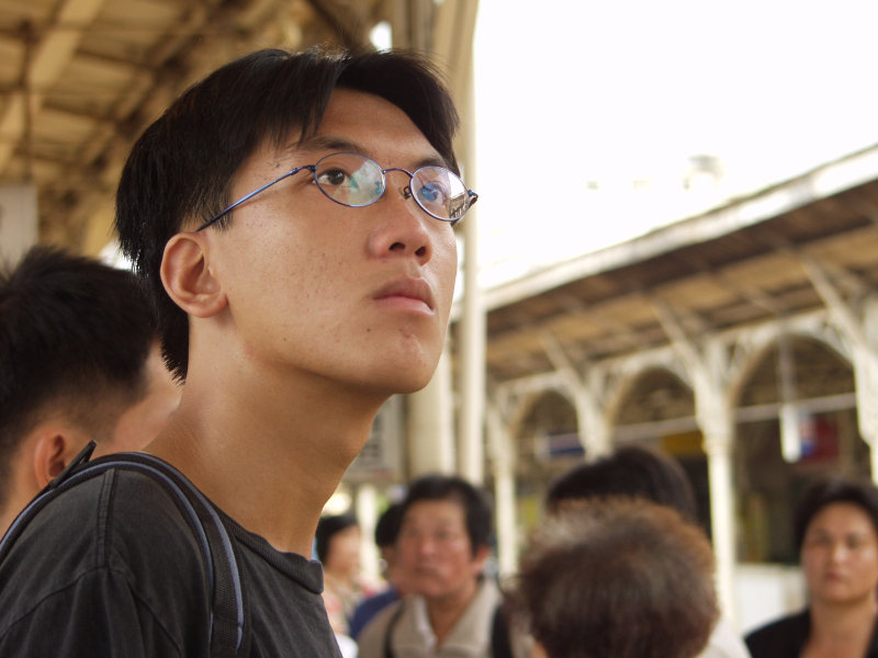 月台旅客特寫2003台中火車站台灣鐵路旅遊攝影