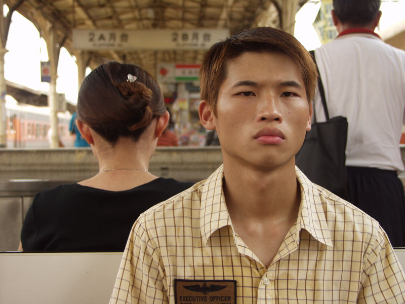 月台旅客特寫2003台中火車站台灣鐵路旅遊攝影