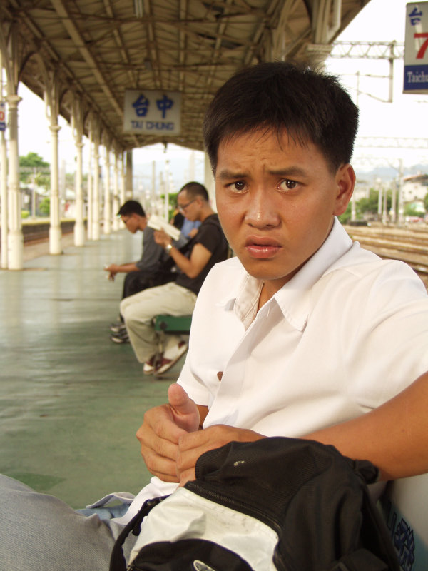 月台旅客特寫2003台中火車站台灣鐵路旅遊攝影