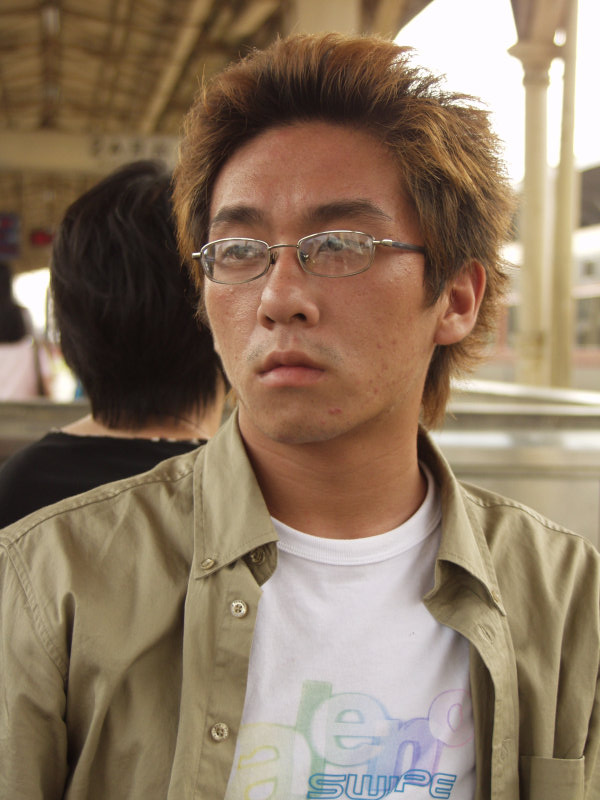 月台旅客特寫2003台中火車站台灣鐵路旅遊攝影