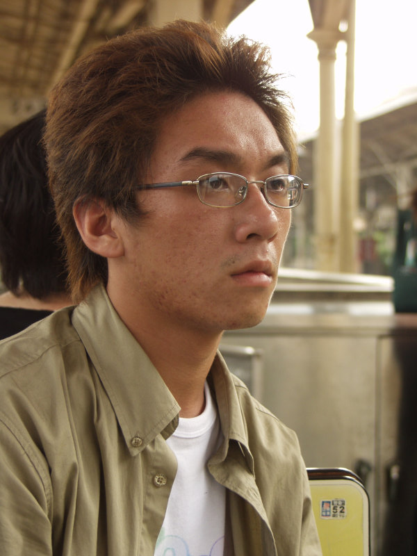 月台旅客特寫2003台中火車站台灣鐵路旅遊攝影