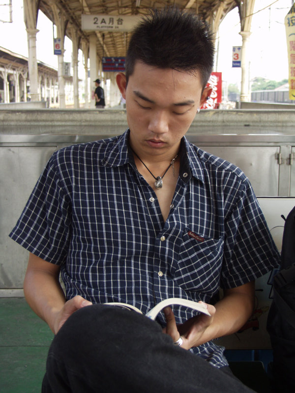 月台旅客特寫2003台中火車站台灣鐵路旅遊攝影