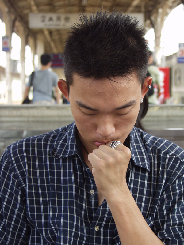 月台旅客特寫2003台中火車站台灣鐵路旅遊攝影