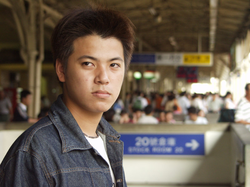 月台旅客特寫2003台中火車站台灣鐵路旅遊攝影