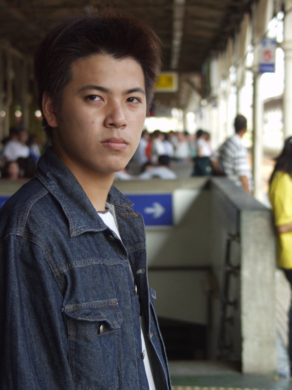 月台旅客特寫2003台中火車站台灣鐵路旅遊攝影