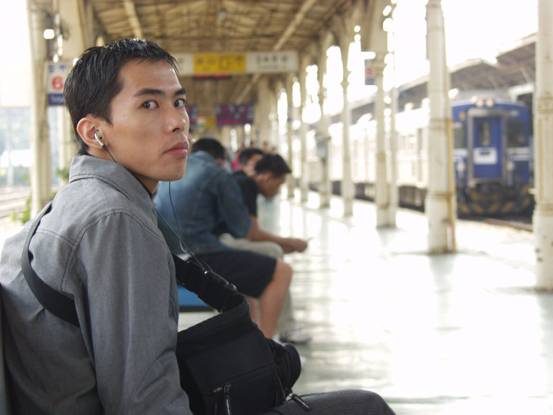 月台旅客特寫2003台中火車站台灣鐵路旅遊攝影