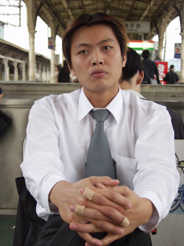 月台旅客特寫2003台中火車站台灣鐵路旅遊攝影