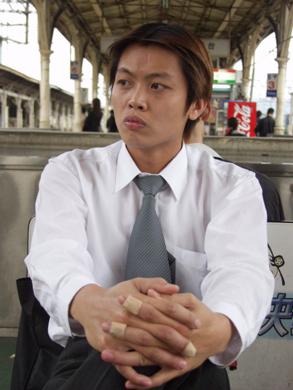 月台旅客特寫2003台中火車站台灣鐵路旅遊攝影