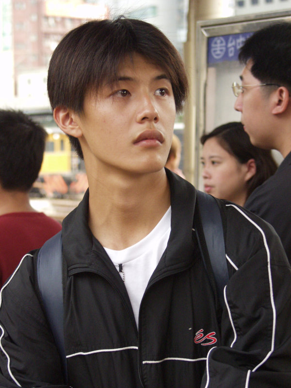 月台旅客特寫2003台中火車站台灣鐵路旅遊攝影