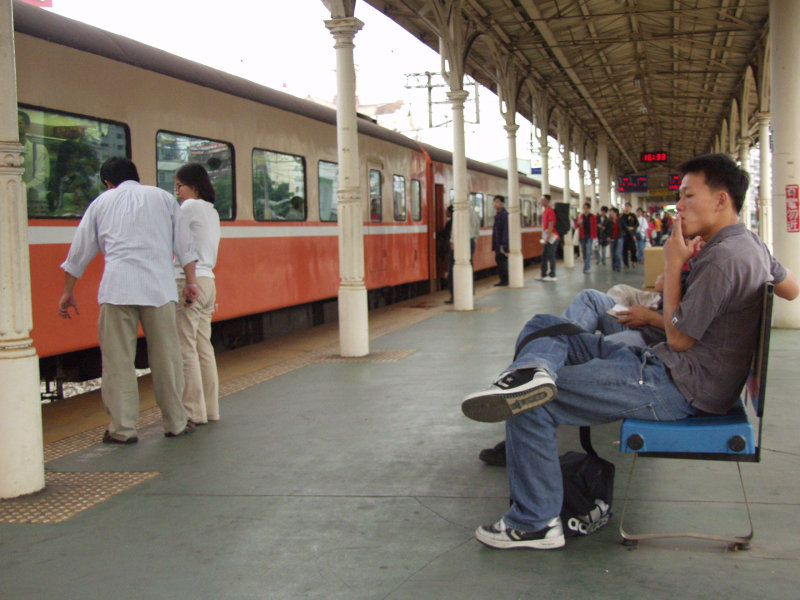 月台旅客特寫2003台中火車站台灣鐵路旅遊攝影