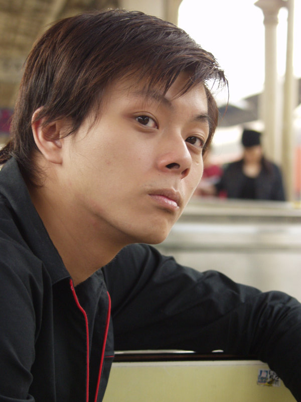 月台旅客特寫2003台中火車站台灣鐵路旅遊攝影