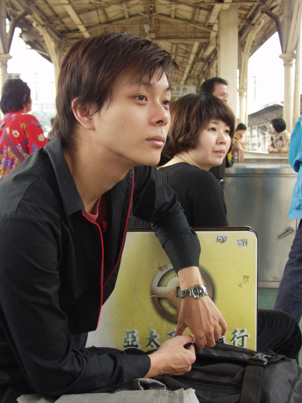 月台旅客特寫2003台中火車站台灣鐵路旅遊攝影