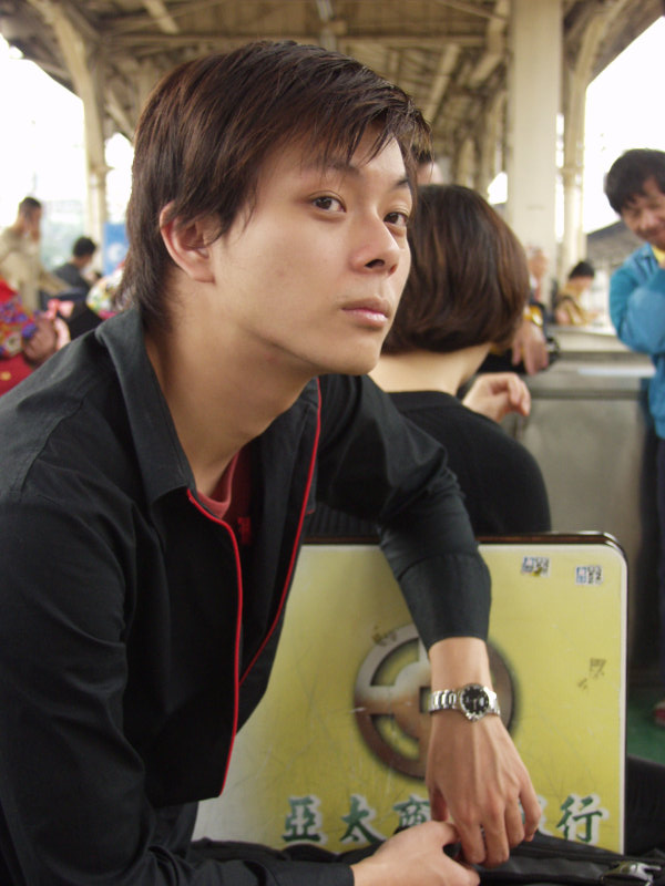 月台旅客特寫2003台中火車站台灣鐵路旅遊攝影