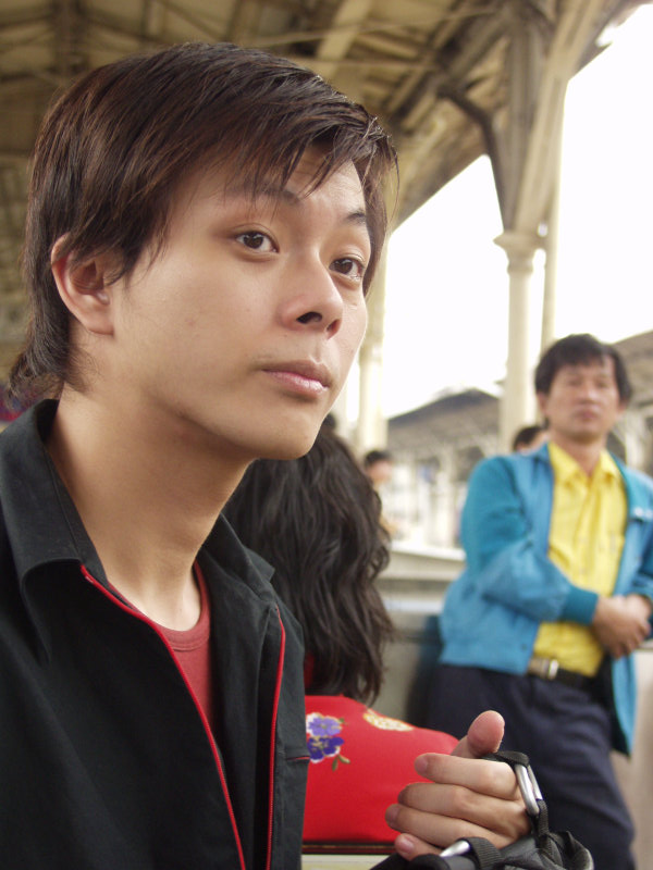月台旅客特寫2003台中火車站台灣鐵路旅遊攝影