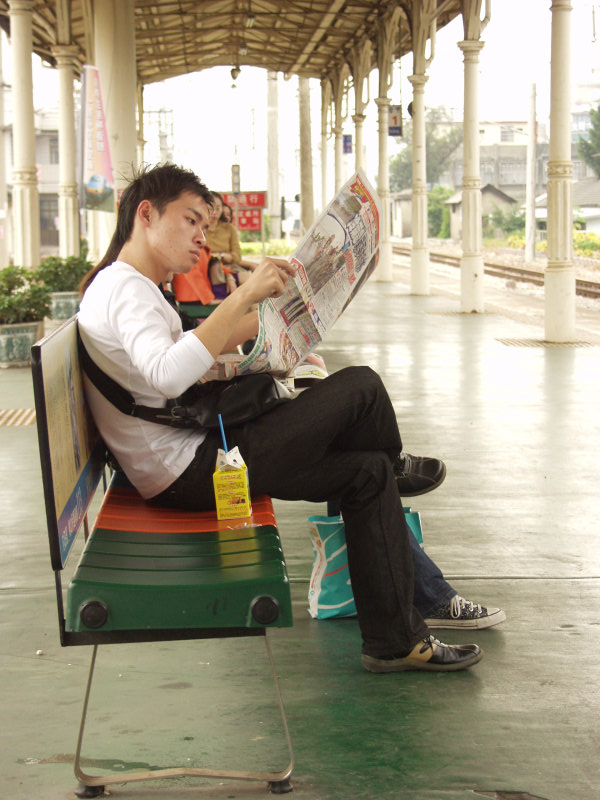 月台旅客特寫2003台中火車站台灣鐵路旅遊攝影