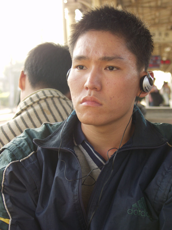 月台旅客特寫2003台中火車站台灣鐵路旅遊攝影