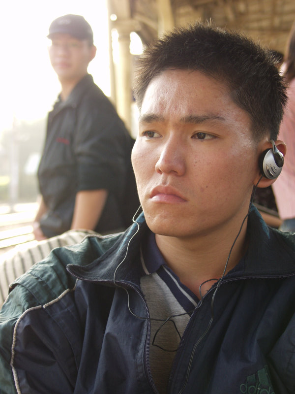 月台旅客特寫2003台中火車站台灣鐵路旅遊攝影