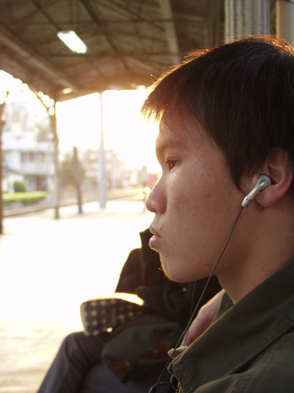 月台旅客特寫2003台中火車站台灣鐵路旅遊攝影