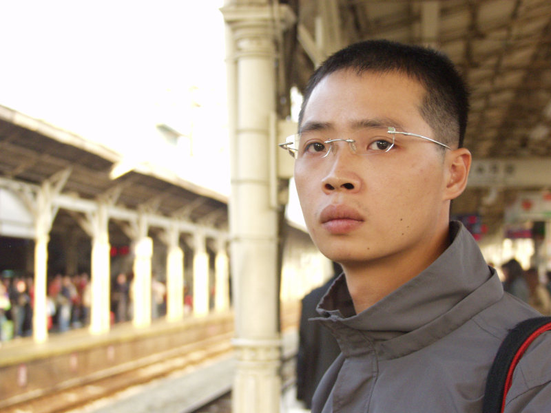 月台旅客特寫2003台中火車站台灣鐵路旅遊攝影