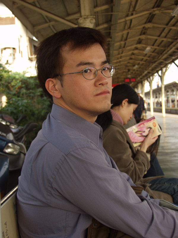 月台旅客特寫2003台中火車站台灣鐵路旅遊攝影
