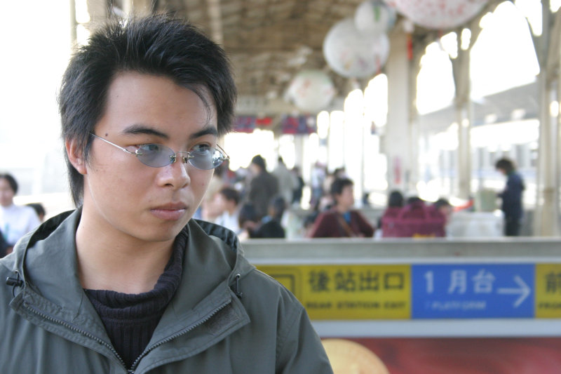 月台旅客特寫2004台中火車站台灣鐵路旅遊攝影