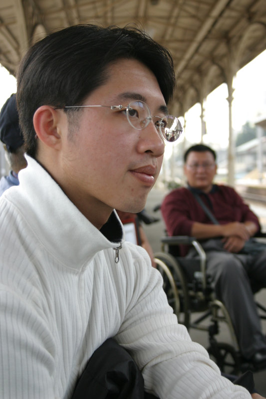 月台旅客特寫2004台中火車站台灣鐵路旅遊攝影