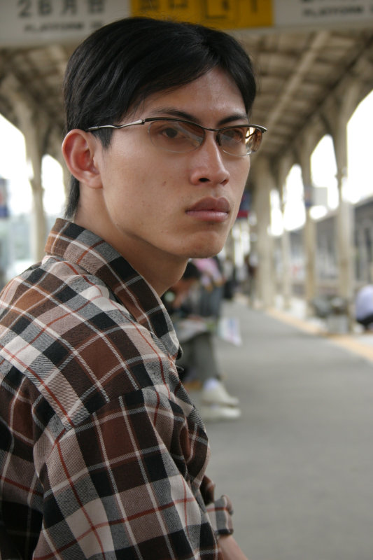 月台旅客特寫2004台中火車站台灣鐵路旅遊攝影