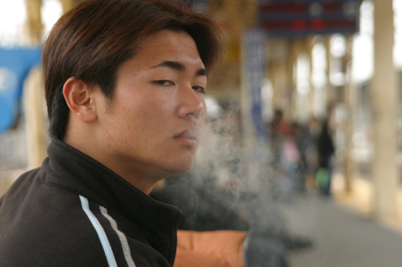 月台旅客特寫2004台中火車站台灣鐵路旅遊攝影