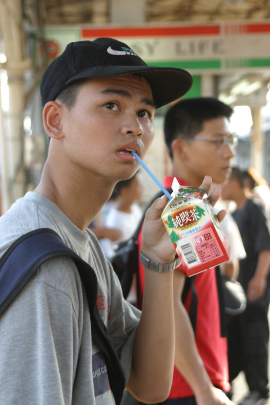 月台旅客特寫2004台中火車站台灣鐵路旅遊攝影