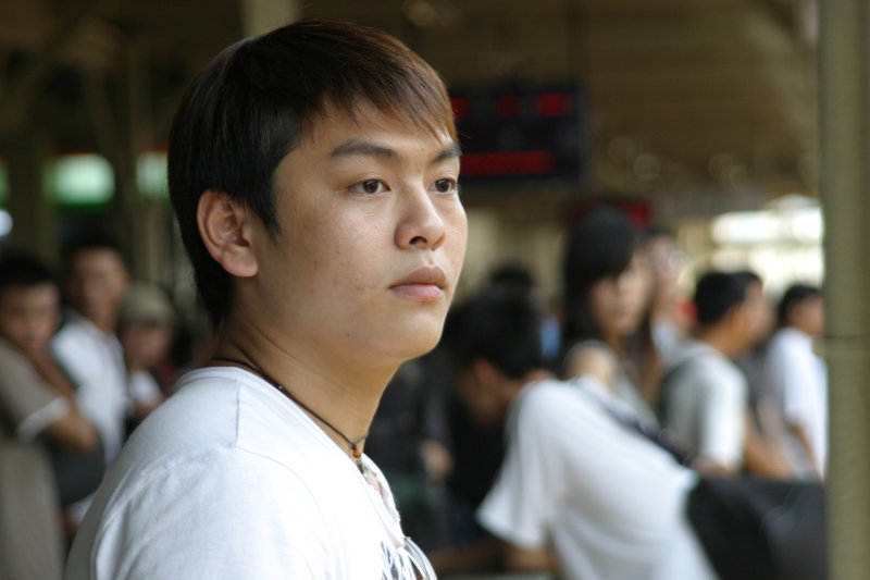 月台旅客特寫2004台中火車站台灣鐵路旅遊攝影