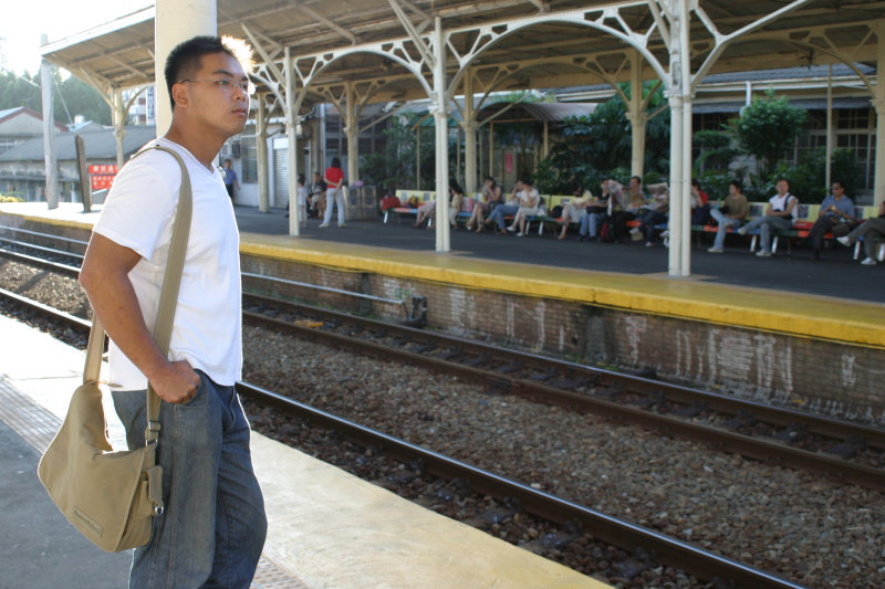 月台旅客特寫2004台中火車站台灣鐵路旅遊攝影