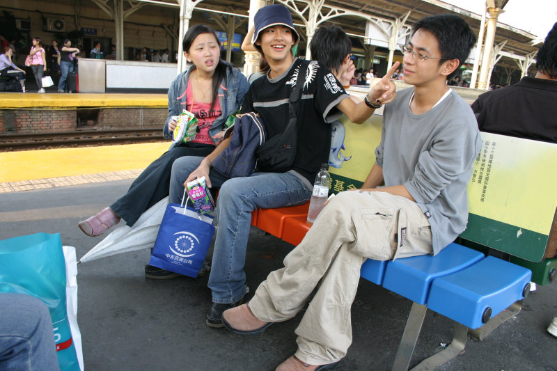 月台旅客特寫2004台中火車站台灣鐵路旅遊攝影