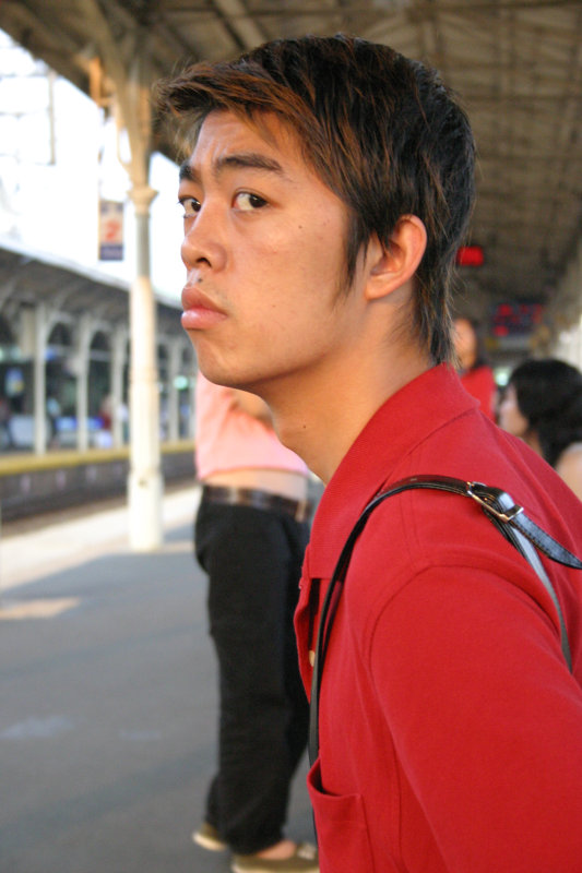 月台旅客特寫2004台中火車站台灣鐵路旅遊攝影