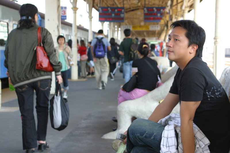 月台旅客特寫2004台中火車站台灣鐵路旅遊攝影