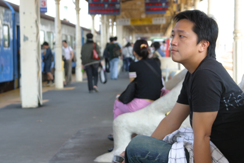 月台旅客特寫2004台中火車站台灣鐵路旅遊攝影