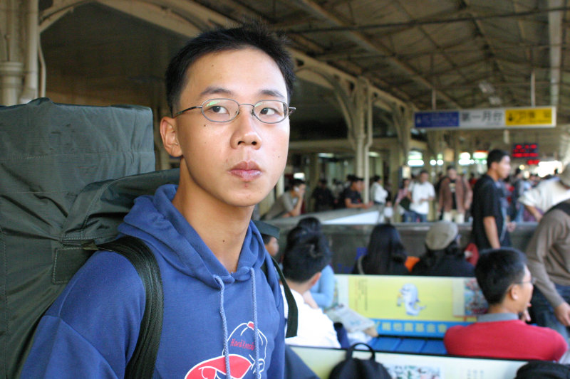 月台旅客特寫2004台中火車站台灣鐵路旅遊攝影