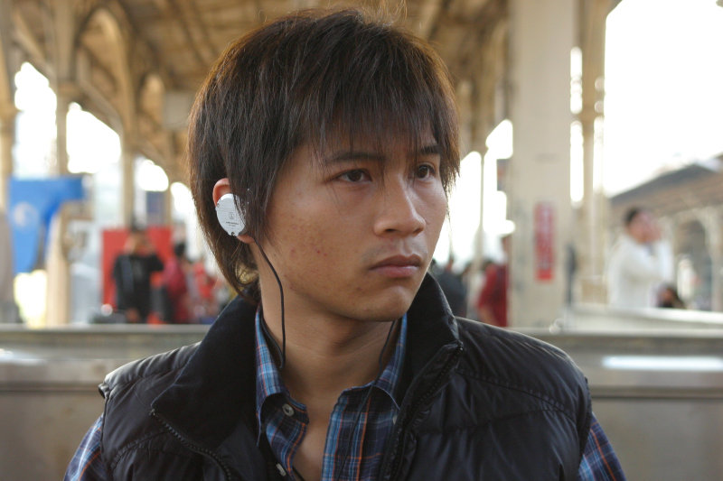 月台旅客特寫2004台中火車站台灣鐵路旅遊攝影