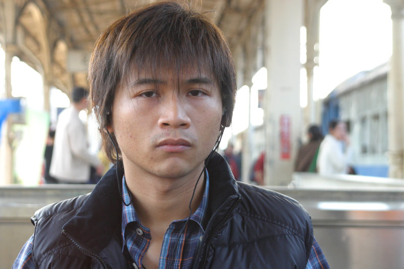 月台旅客特寫2004台中火車站台灣鐵路旅遊攝影
