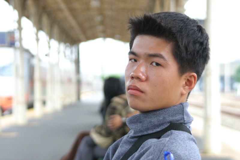 月台旅客特寫2004台中火車站台灣鐵路旅遊攝影