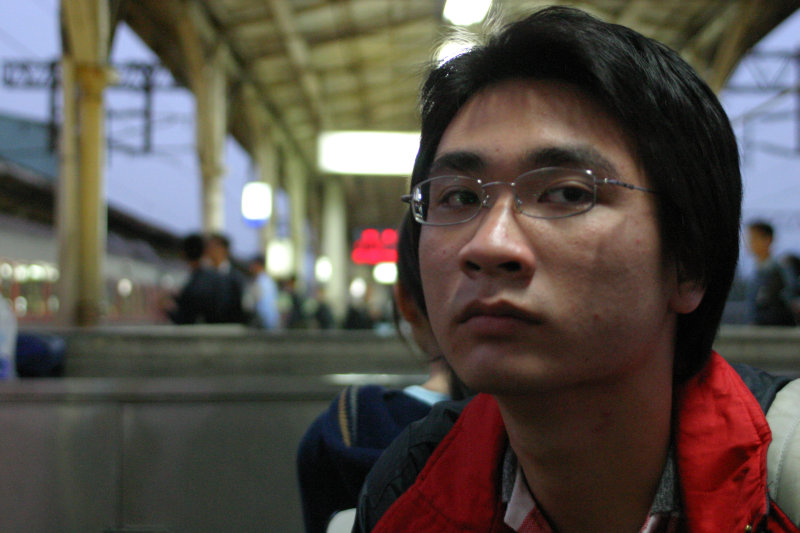 月台旅客特寫2004台中火車站台灣鐵路旅遊攝影