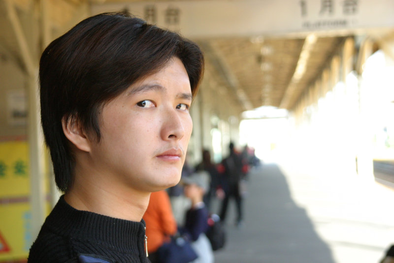 月台旅客特寫2004台中火車站台灣鐵路旅遊攝影