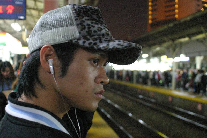 月台旅客特寫2004台中火車站台灣鐵路旅遊攝影