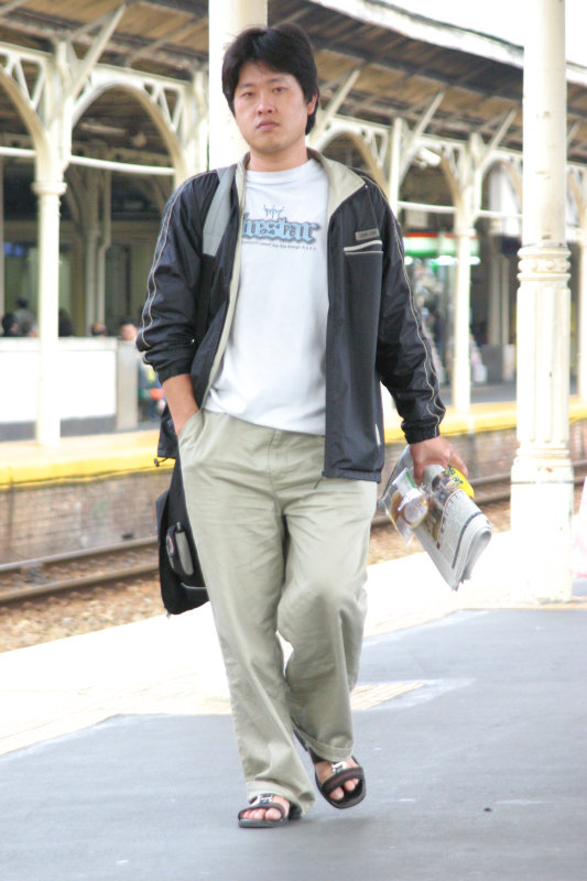 月台旅客特寫2004台中火車站台灣鐵路旅遊攝影