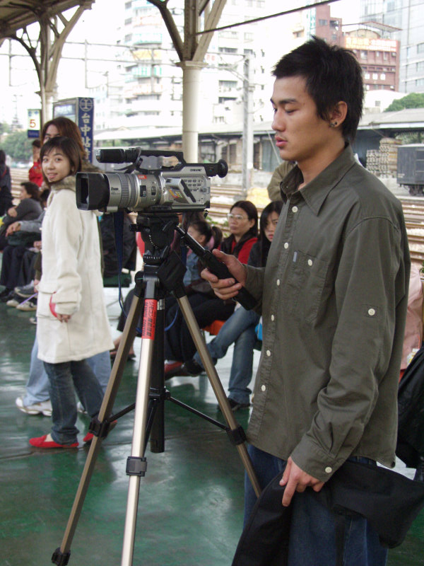 月台旅客特寫2004台中火車站台灣鐵路旅遊攝影